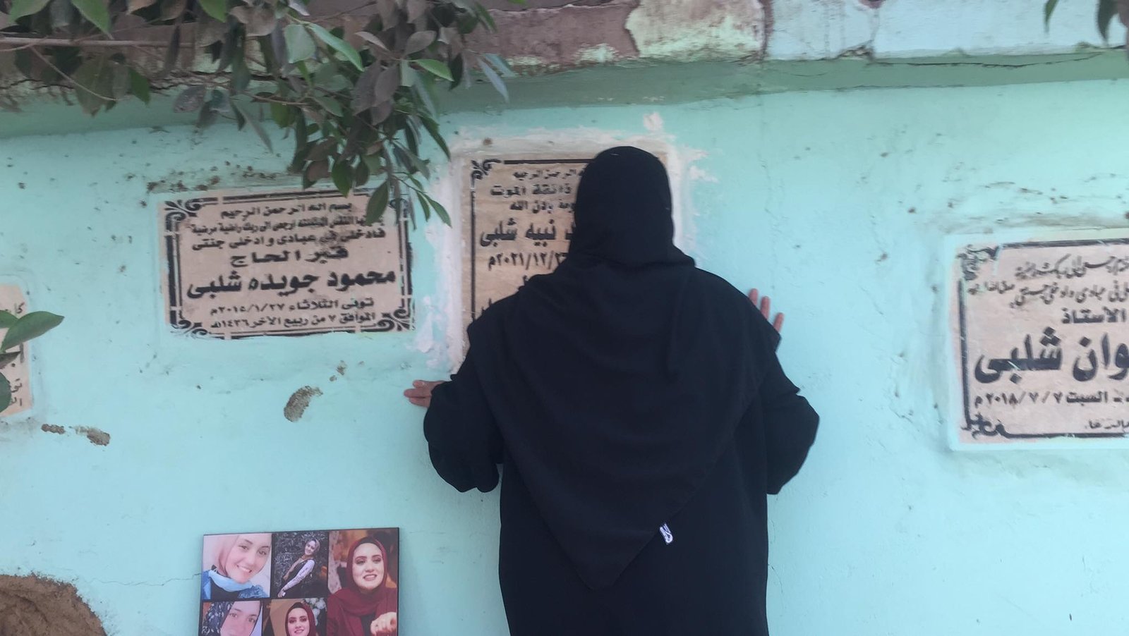 أم بسنت خالد تقبل قبرها